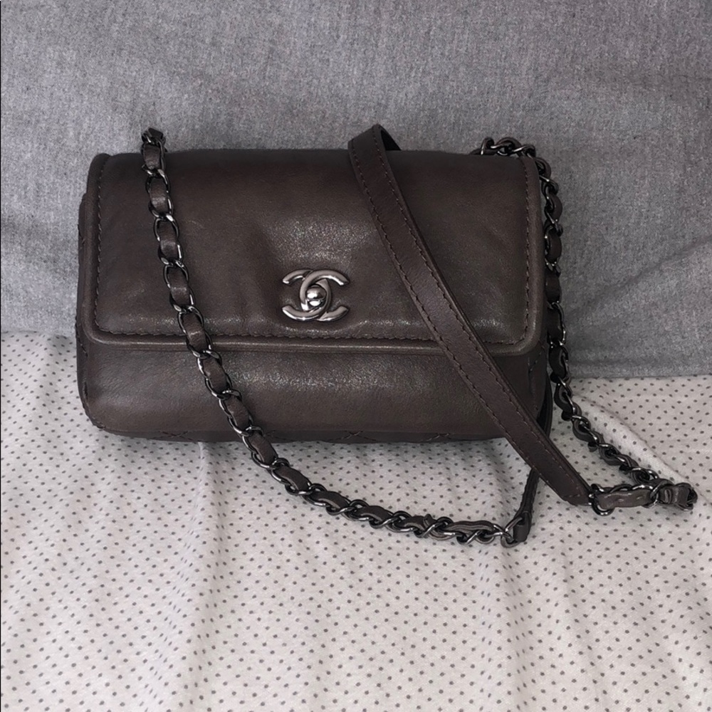 Authentic Chanel flap bag - Picture 2 of 8